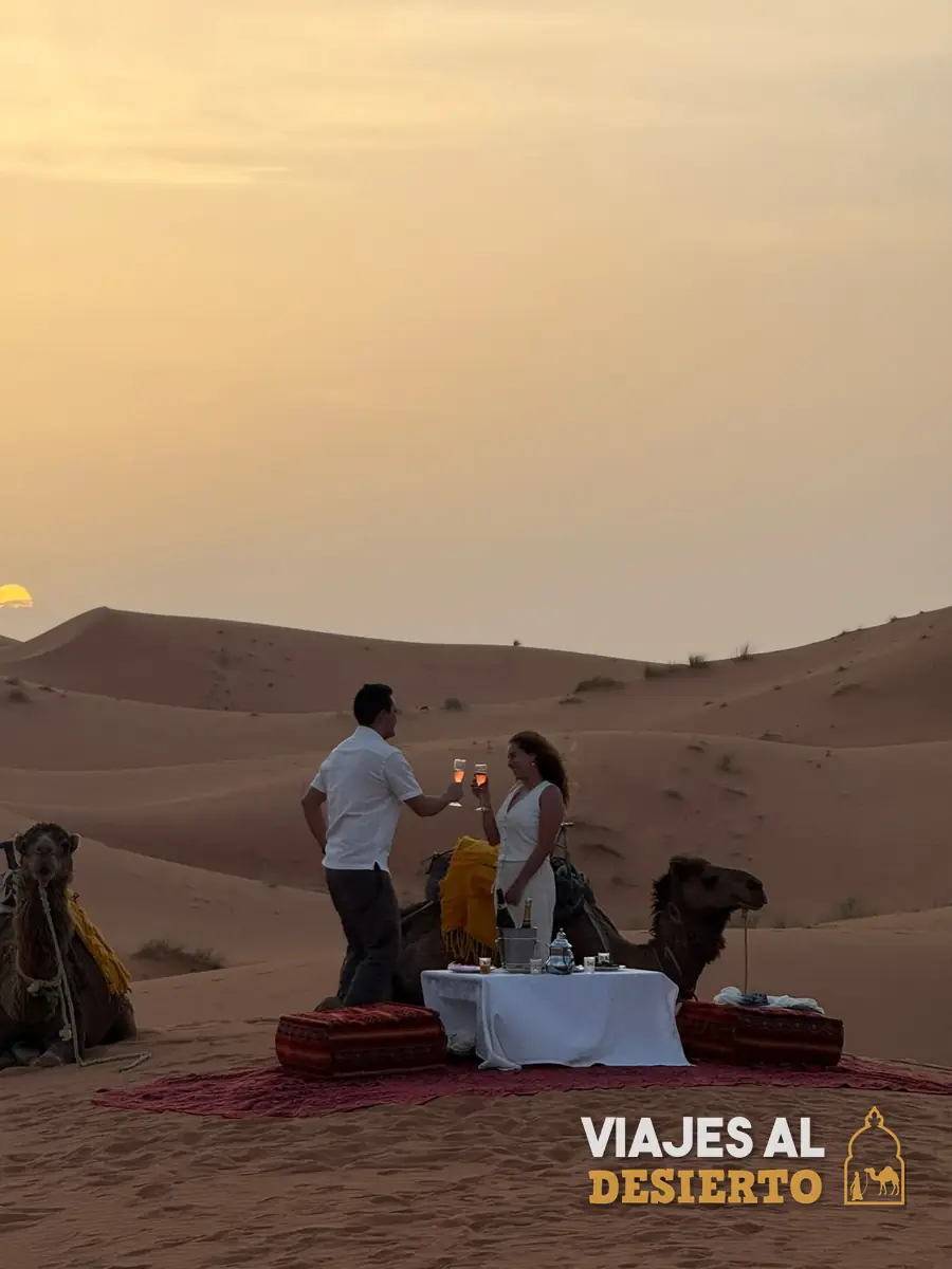 Brindis de una pareja al atardecer en las dunas de Merzouga