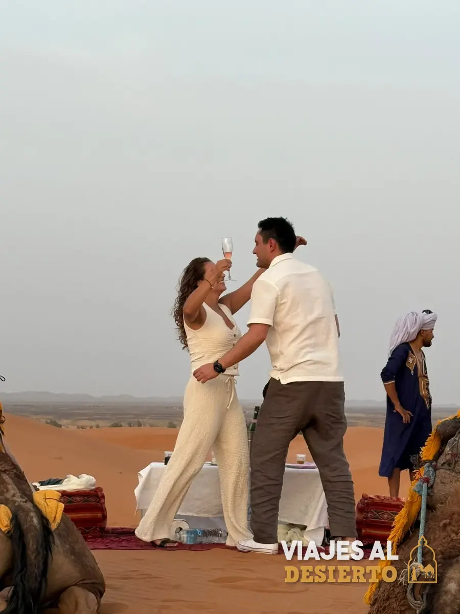 Pareja celebrando su compromiso en las dunas de Marruecos