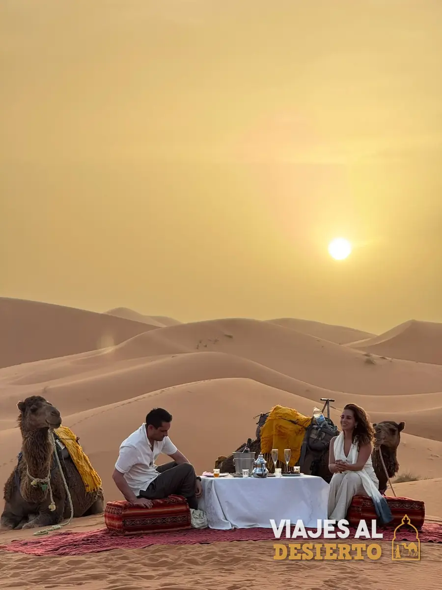 Pareja en una mesa privada en las dunas de Erg Chebbi