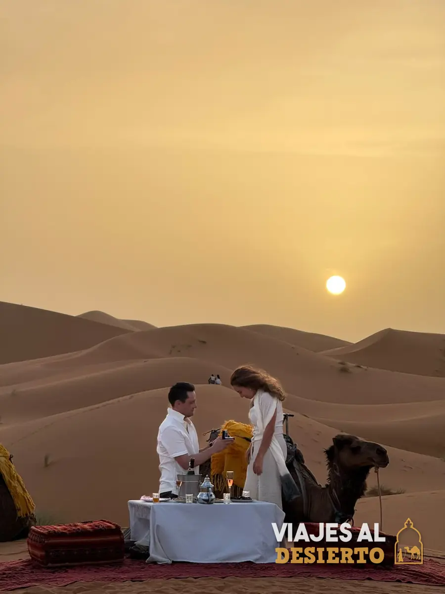 Pedida de mano en el desierto de Merzouga al atardecer
