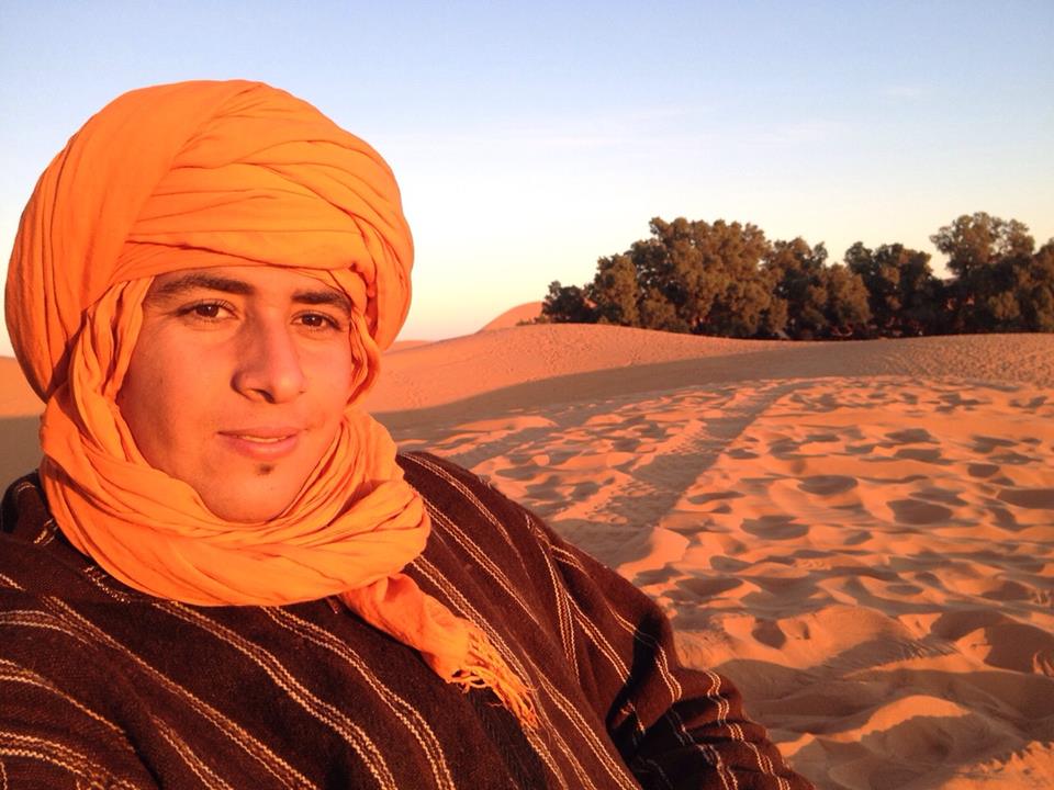Brahim Mouhou en las dunas de Merzouga